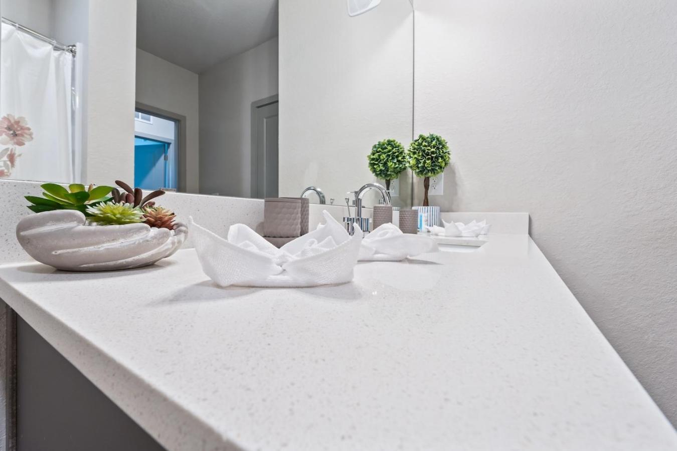Tropicana Field 2 Bed In Dwtwn With Free Parking Apartment St. Petersburg Bagian luar foto